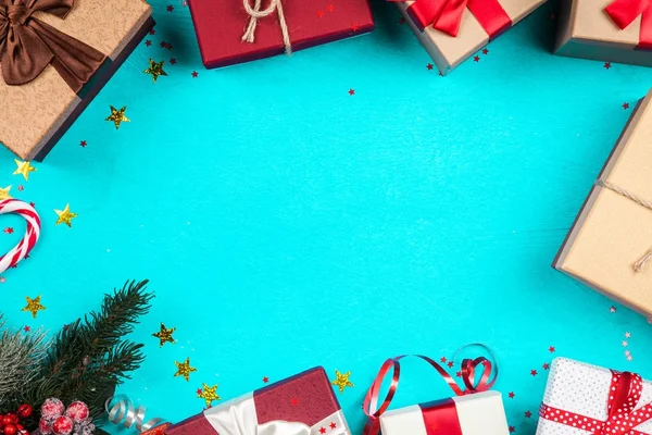 Regalos de Navidad sobre fondo azul — Foto de Stock