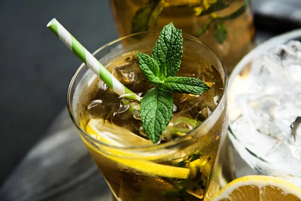 Limonlu ve naneli buzlu çay.