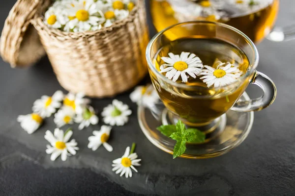 Bir fincan papatya çayı.