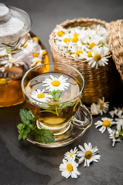 Bir fincan papatya çayı.