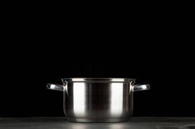 Metal ot siyah arka plan üzerine