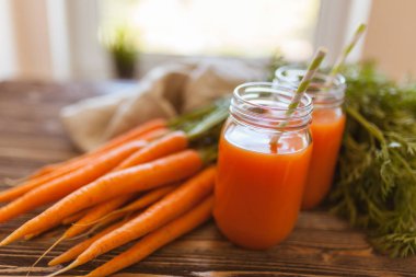 Taze organik havuç suyu