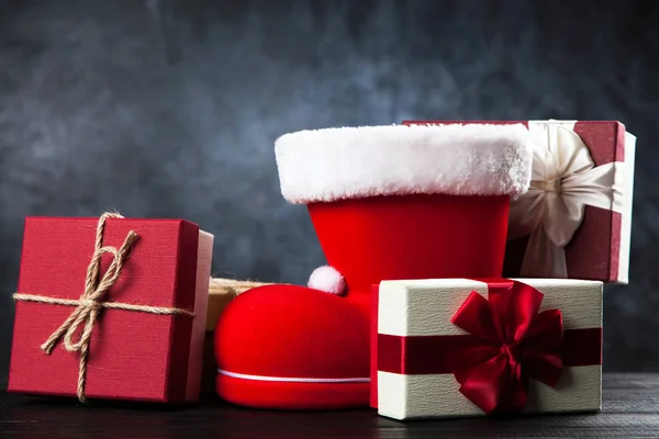 Weihnachtsmannschuh auf dunklem Hintergrund — Stockfoto