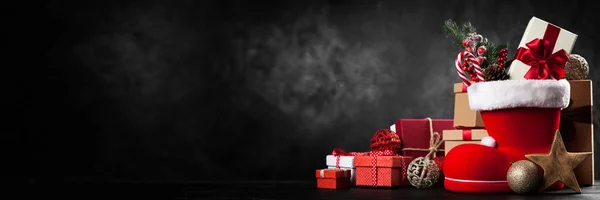 Weihnachtsmannschuh auf dunklem Hintergrund — Stockfoto