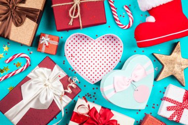 Mavi arka plan üzerinde Noel hediyeleri