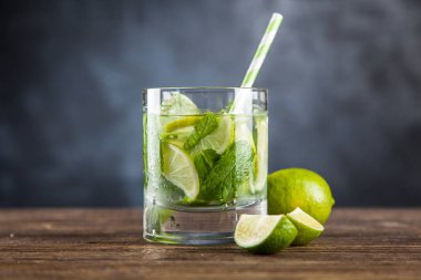 Mojito koyu arka plan üzerinde kokteyl