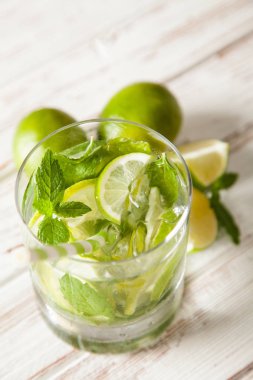 Mojito Beyaz ahşap arka plan üzerinde kokteyl