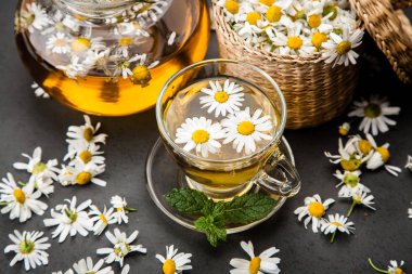 Bir fincan papatya çayı.