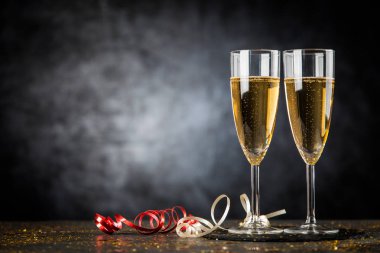 İki şampanya bardağı içinde altın glitter