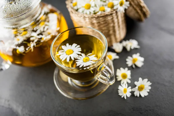 Tasse de thé à la camomille — Photo