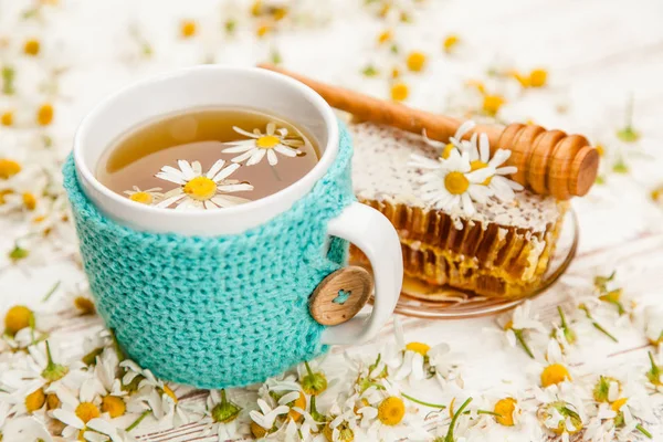 Té de panal y manzanilla sobre blanco — Foto de Stock