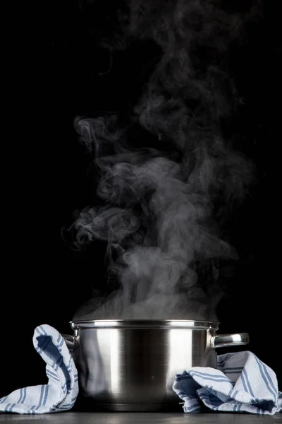 Olla al vapor sobre fondo negro — Foto de Stock