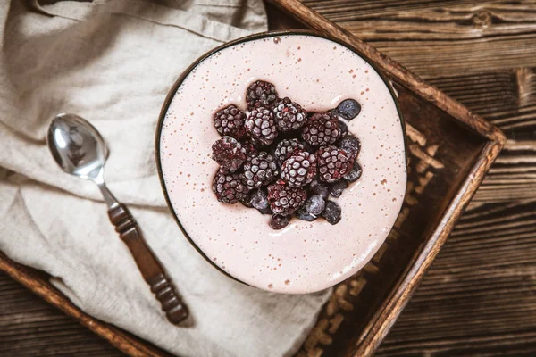 Vegano crema agradable con plátano y bayas — Foto de Stock