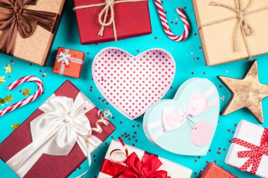 Mavi arka plan üzerinde Noel hediyeleri