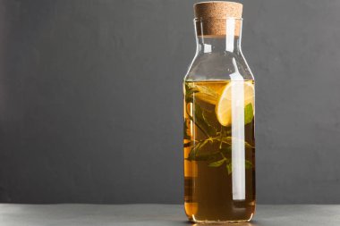 Limonlu ve naneli buzlu çay.