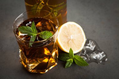 Limonlu ve naneli buzlu çay.