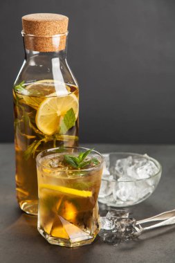 Limonlu ve naneli buzlu çay.