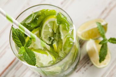 Mojito Beyaz ahşap arka plan üzerinde kokteyl
