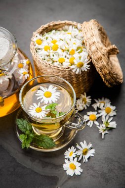 Bir fincan papatya çayı.