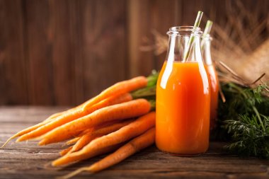 Taze organik havuç suyu