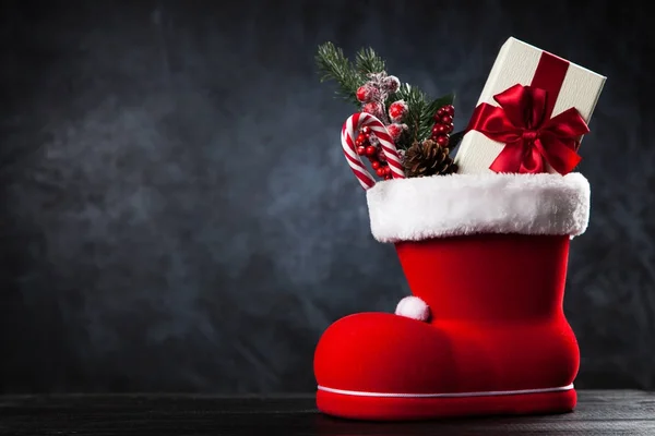 Weihnachtsmannschuh auf dunklem Hintergrund — Stockfoto