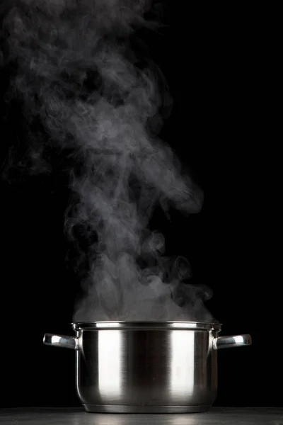 黒い背景に蒸し鍋 — ストック写真