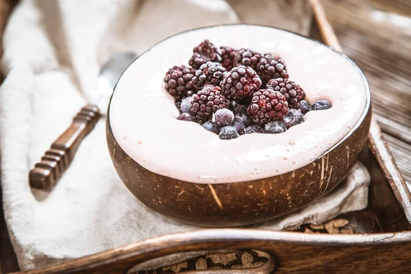 Vegan güzel krem muz ve çilek ile