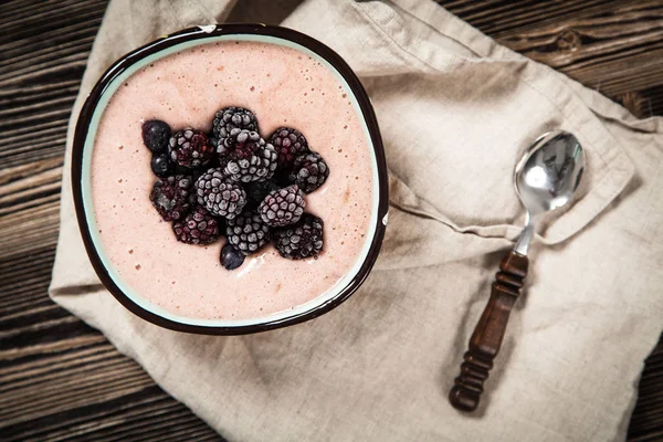 Vegano crema agradable con plátano y bayas —  Fotos de Stock