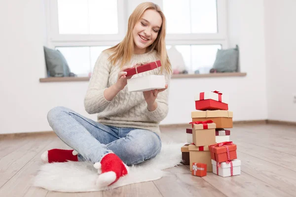 Tienermeisje met kerstcadeaus — Stockfoto