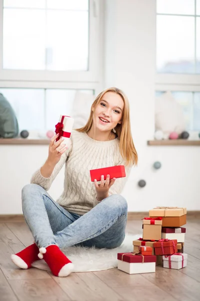 Adolescente avec cadeaux de Noël — Photo