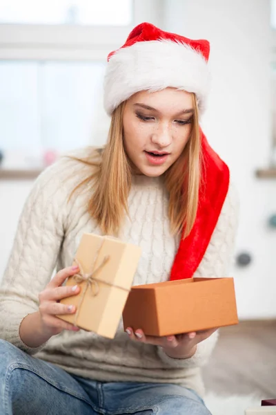 Tienermeisje met kerstcadeaus — Stockfoto