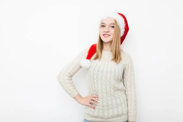 A karácsonyi ajándékokat tizenéves lány — Stock Fotó