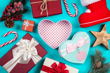Mavi arka plan üzerinde Noel hediyeleri