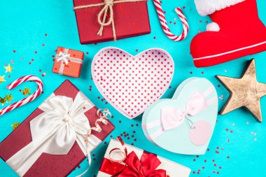 Mavi arka plan üzerinde Noel hediyeleri