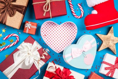 Mavi arka plan üzerinde Noel hediyeleri