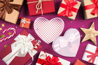 Mavi arka plan üzerinde Noel hediyeleri