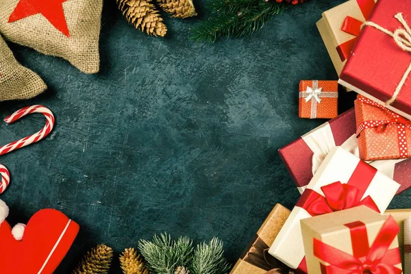 Рождественские подарки на темном фоне — стоковое фото