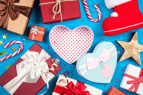 Mavi arka plan üzerinde Noel hediyeleri