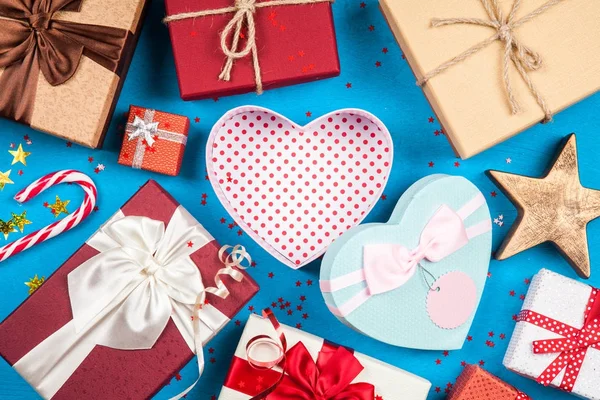 Mavi arka plan üzerinde Noel hediyeleri