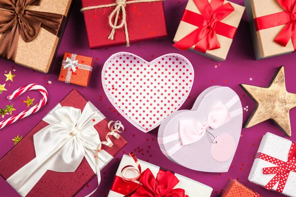 Mavi arka plan üzerinde Noel hediyeleri