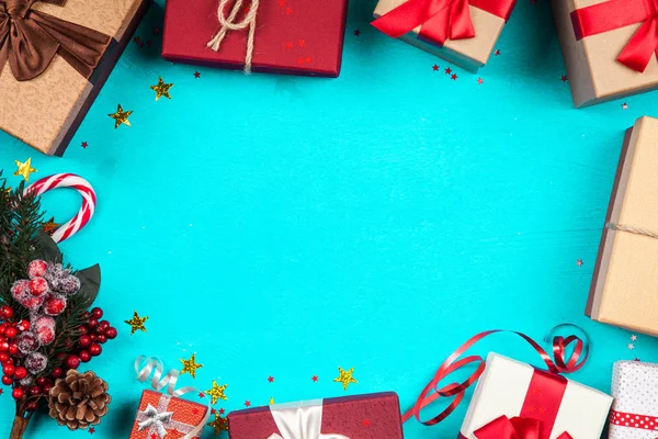 青の背景にクリスマス プレゼントします。 — ストック写真
