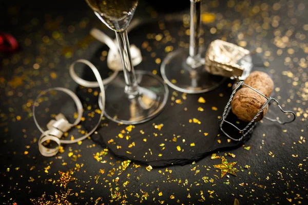 Dois copos de champanhe em glitter dourado — Fotografia de Stock