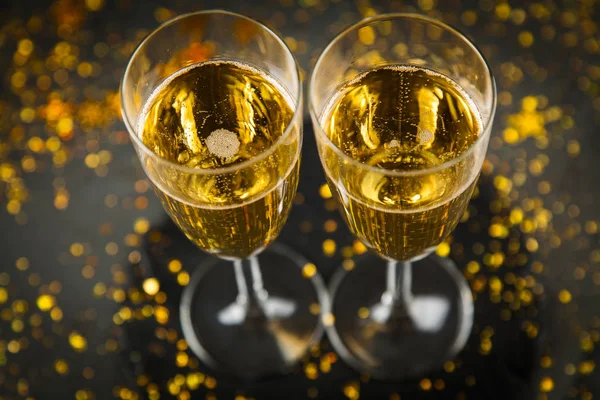 İki şampanya bardağı içinde altın glitter