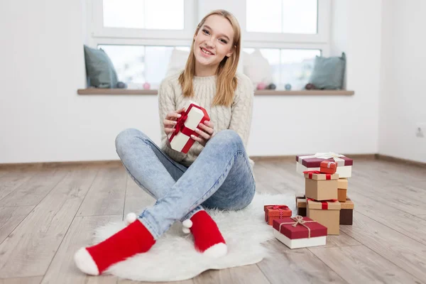 Tienermeisje met kerstcadeaus — Stockfoto