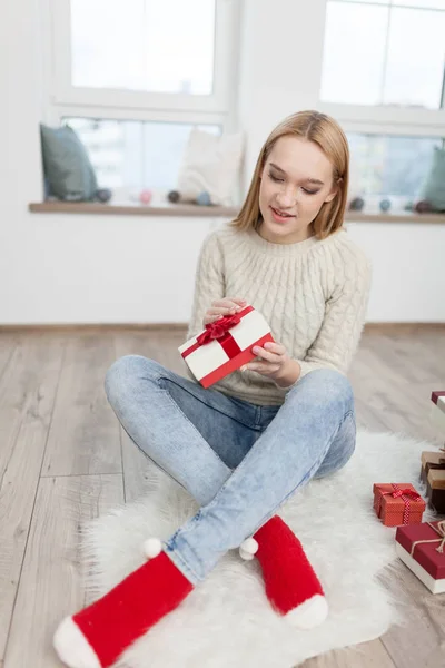 Tienermeisje met kerstcadeaus — Stockfoto