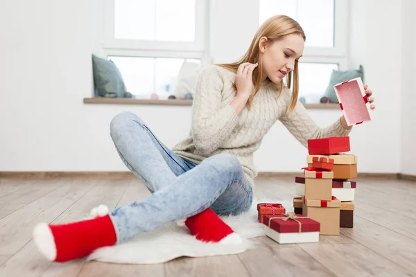 Adolescente avec cadeaux de Noël — Photo