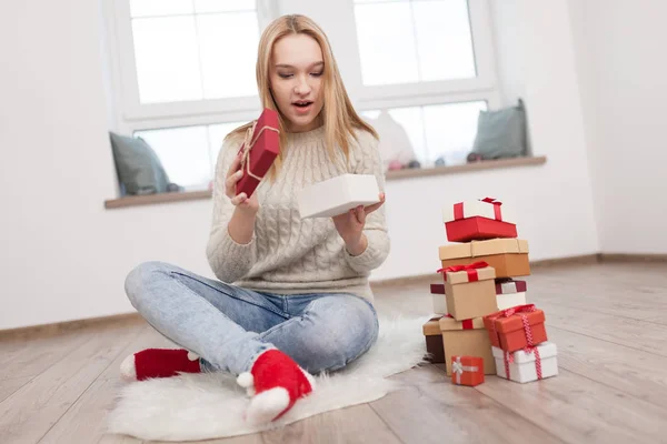 Teenage girl with Christmas presents — Stock Photo, Image
