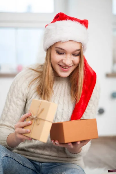 Tienermeisje met kerstcadeaus — Stockfoto