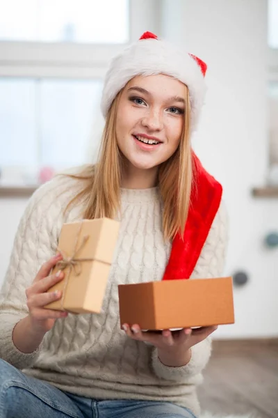 Tienermeisje met kerstcadeaus — Stockfoto