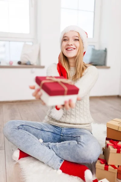 A karácsonyi ajándékokat tizenéves lány — Stock Fotó